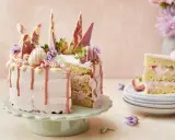 En vacker tårta med rosa frosting, jordgubbar och chokladdekorationer. Perfekt för att dekorera tårta till ett speciellt tillfälle.