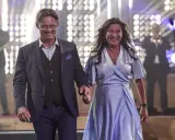 Lotta Engberg och ett leende raffset på scenen, med ett band i bakgrunden.