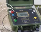 Przyrząd do pomiaru instalacji odgromowej pokazuje 0.40 Ω.
