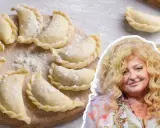Surowe pierogi na desce, obok Magda Gessler. Idealne ciasto na pierogi według jej przepisu.