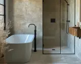 Bagno moderno con vasca freestanding, lavabo in legno e **doccia passante** in cristallo. Pareti effetto resina e dettagli neri.