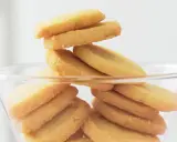 Stapel von goldbraunen Heidesand-Keksen in einer Glasbowle. Dieses Bild weckt Lust auf das beste Heidesand Rezept!