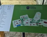 Mapa skansenu w Wygiełzowie z zaznaczonymi budynkami i ścieżkami. Znajdź tu m.in. chałupy, spichlerze i dwór.