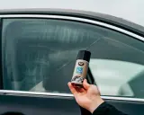 Dłoń trzyma puszkę preparatu K2 FOX ANTI-FOG, który zapobiega zaparowaniu szyb w aucie.