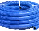 Tube bleu en polyéthylène ondulé, enroulé en spirale. Le diamètre du tube est visible à l'extrémité.