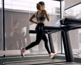 Frau absolviert ein intensives HIIT-Training auf dem Laufband, um ihre Ausdauer zu verbessern.