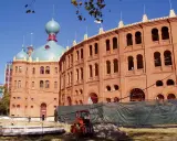 Die Stierkampfarena Lissabon, ein beeindruckendes Backsteingebäude mit türkisfarbenen Kuppeln, wird renoviert.