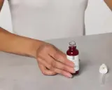Mani che mostrano il siero Retinol B3 La Roche Posay, pronto per l'uso. Scopri come applicarlo per una pelle radiosa.
