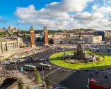 Widok na plac z fontanną i wieżami, idealny na weekend w Barcelona.