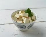 Kostki tofu w misce, gotowe do przyrządzenia. Zastanawiasz się, jak smakuje tofu? To neutralna baza, która wchłonie każde przyprawy!