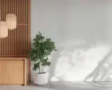 En lugn hörna med en träskärm, tre lampor, en byrå och en grön växt. En perfekt plats för feng shui inredning.