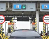 Autopay działa na bramkach poboru opłat. Samochody stoją w kolejce do zapłaty.