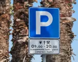 Znaki drogowe we Włoszech: niebieski znak parkingu z literą "P" i tabliczka informująca o płatnym parkingu od 9:00 do 20:00, codziennie, w tym święta.