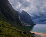 Majestatyczne góry Norwegii, jak z podręcznika filologii norweskiej, wpadają do spokojnego morza.