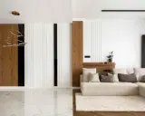 Interni di una casa minimalista con divano beige, tappeto soffice e lampadario moderno. Pareti con pannelli in legno e finiture bianche.