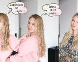 Kobieta z blond włosami pokazuje, jak wydobyć skręt z prostych włosów. Początkowo włosy są lekko pofalowane, ale po wyschnięciu stają się proste.