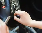 Mano sujetando la palanca para el cambio caja de cambios.