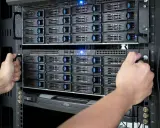 Mains d'un technicien installant des disques dans un nas server.