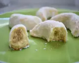 Délicieux biscuits en forme de croissant, saupoudrés de sucre glace, parfaits pour accompagner une tasse de thé. Une recette de corne de gazelle à essayer !