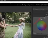 Ajustando el color en Lightroom. Dos mujeres en un parque, una toma fotos a la otra.