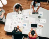 Zespół analizuje dane i strategie marketingowe, planując usprawnienia dzięki sales automation.