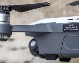 Nahaufnahme einer e-id drohne mit Propeller und Aufkleber "UAV-ID Flugplatz West 3 56789 Drohnenstadt".