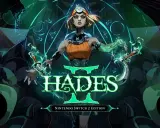 Melaina z Hades 2 na PS5, otoczona mrocznymi postaciami i zielonymi runami, dzierży dwa zakrzywione miecze.