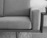 Grå soffa med trästomme, ett exempel på tidlös design möbler second hand.