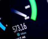 Speedtest zeigt 573,16 Mbps an. So viel Internet kommt an.