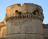 Castello Aragonese, un must per chi visita Crotone. Imponente fortezza con mura antiche e un fascino senza tempo.
