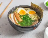 Un delicioso tazón de ramen con fideos, huevo cocido, carne de cerdo, cebollín y alga nori. Una tentadora receta ramen lista para disfrutar.