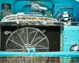 Motor de coche azul brillante con ventilador grande. ¿Por qué no salta el ventilador del coche? Quizás necesite un ajuste.