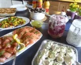 En härlig påsk middag med gravad lax, köttbullar, ägghalvor, sallad och inlagd rödlök.