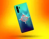 Smartphone mit Zielkreuz-Symbol auf der Rückseite. Ein Hinweis, wie man Spyware erkennen kann.