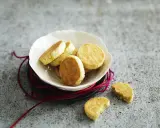 Délicieux sablés moelleux dorés, servis dans une coupelle blanche. Parfaits pour accompagner un café.