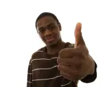 Un jeune homme souriant fait un pouce levé, signe qu'il n'y a pas de souci.