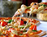 Rozciągający się ser z pizzy z krewetkami i pomidorkami. Idealna na kolację, nawet jeśli ciasto na pizzę przygotowano dzień wcześniej.