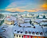 Zimowy krajobraz miasta w Czechach, blisko granicy. Warto zobaczyć takie urokliwe miasteczka, gdzie śnieg pokrywa dachy i ulice.