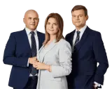 Trzy osoby w garniturach na zielonym tle.