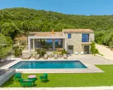 Belle villa avec piscine, idéale pour savoir comment louer sa maison et profiter de vacances de rêve.