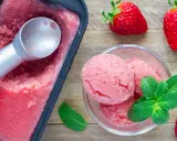 Sorbet aux fraises maison, prêt à déguster. Une recette facile pour un dessert rafraîchissant.