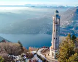 Faro voltiano a Brunate, con vista sul lago e le montagne. Un luogo incantevole da scoprire.