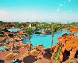 Wspaniały sea beach aqua park resort z palmami, basenami i zjeżdżalniami. Idealne miejsce na wakacje.