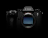Profesjonalny aparat Sony a9iii z widocznym sensorem i mocowaniem E-mount, gotowy do uchwycenia każdej chwili.