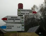 Rozdroże szlaków turystycznych: Halicz, Ustrzyki Górne, Wołosate. Wskazówki drogowe E-8.