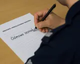 Kiedy możesz odmówić zeznań na policji? Prawa i konsekwencje