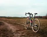 Rower gravelowy na polnej drodze, gotowy na wyścig.