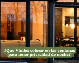 Ventanas con **cristales polarizados** que ofrecen privacidad, mostrando un interior acogedor con chimenea y muebles.