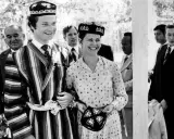 Silvia Sommerlath 1972, klädd i traditionell dräkt, ler glatt bredvid en man i liknande kläder.