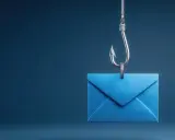 Ein blauer Brief wird von einem Angelhaken hochgehalten, ein Symbol für Social Phishing.